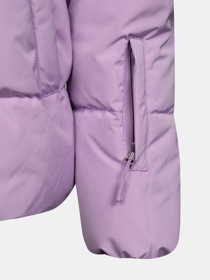 Nahaufnahme eines hellvioletten Ärmels der Halti Ascloud Puffer Skijacke für Damen mit einer vertikalen Reißverschlusstasche.