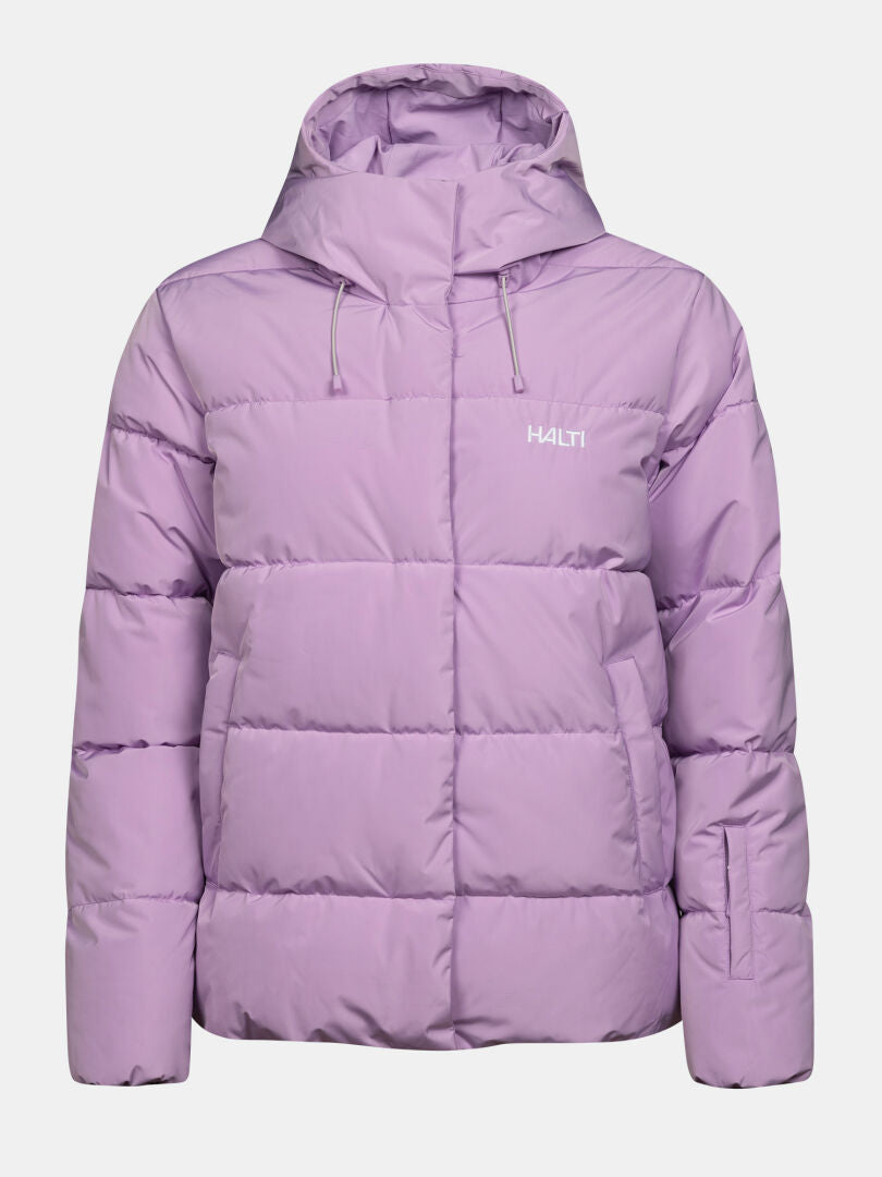„Ascloud Puffer Skijacke Damen“ von Halti in Hellviolett mit Kapuze, Reißverschluss vorne und Logo auf der Brust vor einfarbigem Hintergrund.