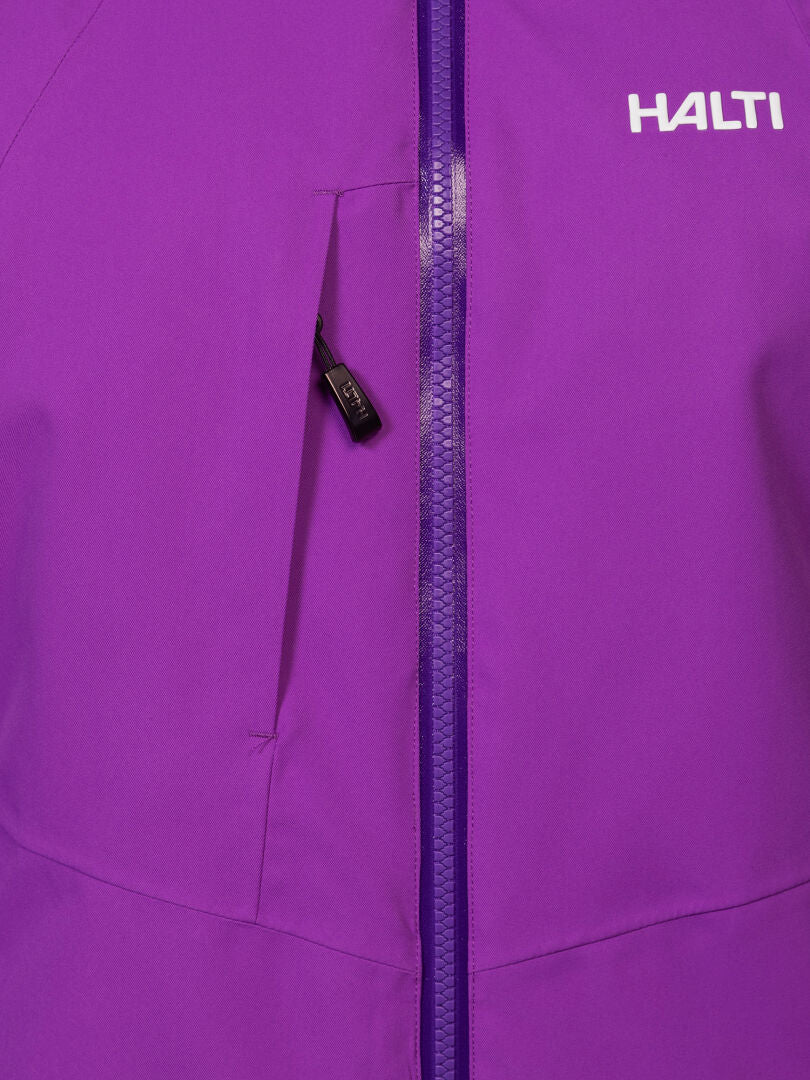 Nahaufnahme einer wasserdichten, violetten Halti Recier DX Skijacke für Damen mit einer Brusttasche mit Reißverschluss und einem zentralen Reißverschluss.