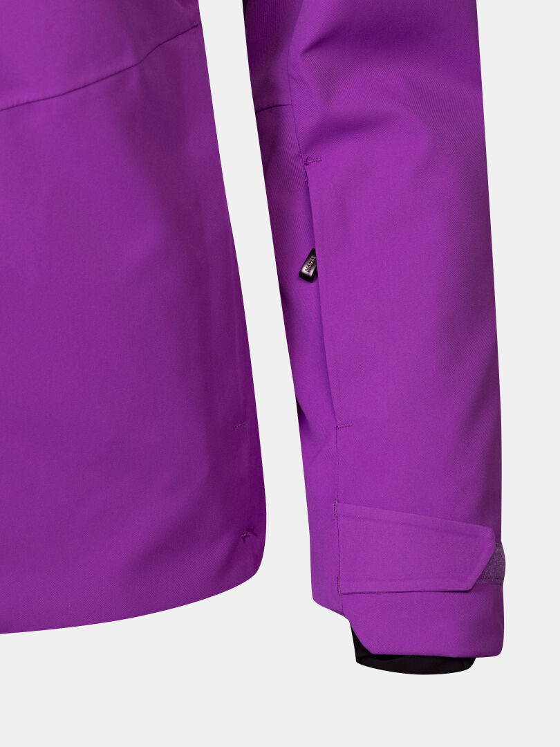Nahaufnahme eines violetten Ärmels der Halti Recier DX Skijacke mit verstellbarem Bündchen und einer Belüftungsöffnung mit Reißverschluss unter dem Arm.