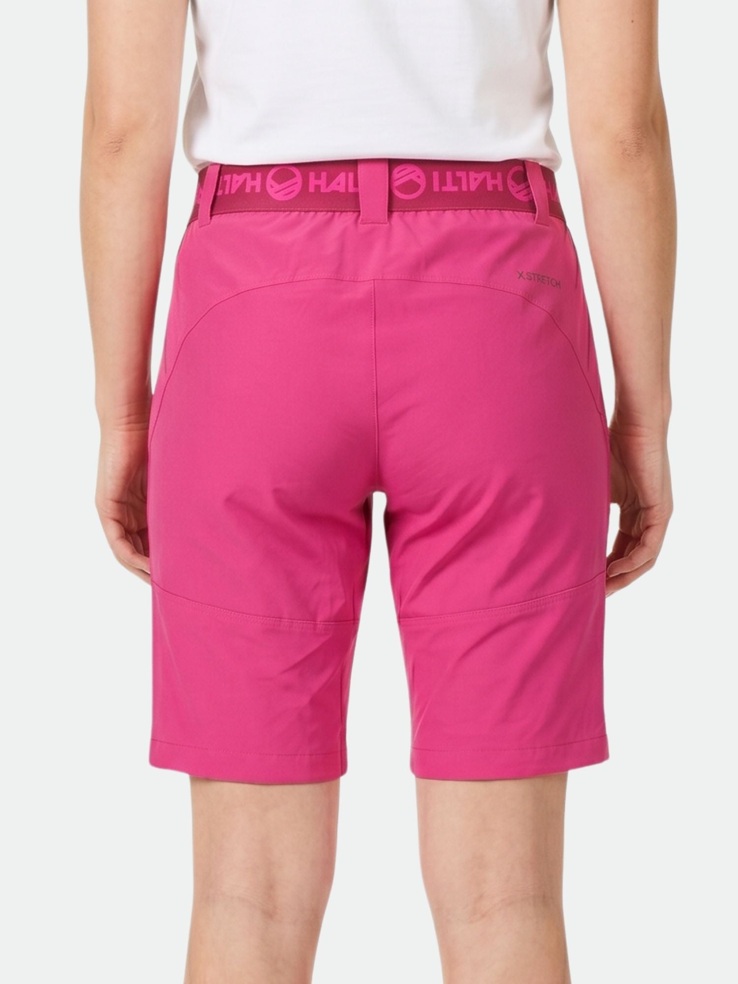 Person in hellrosa Halti Pallas Damen X-stretch Lite Shorts mit passendem Gürtel, von hinten gesehen auf weißem Hintergrund.