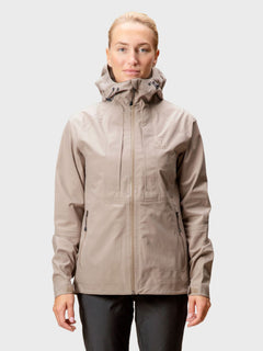 Eine Frau in der Halti Kaarna Damen DrymaxX 3L Regenjacke steht mit dem Gesicht nach vorne, bereit für Aktivitäten im Freien.