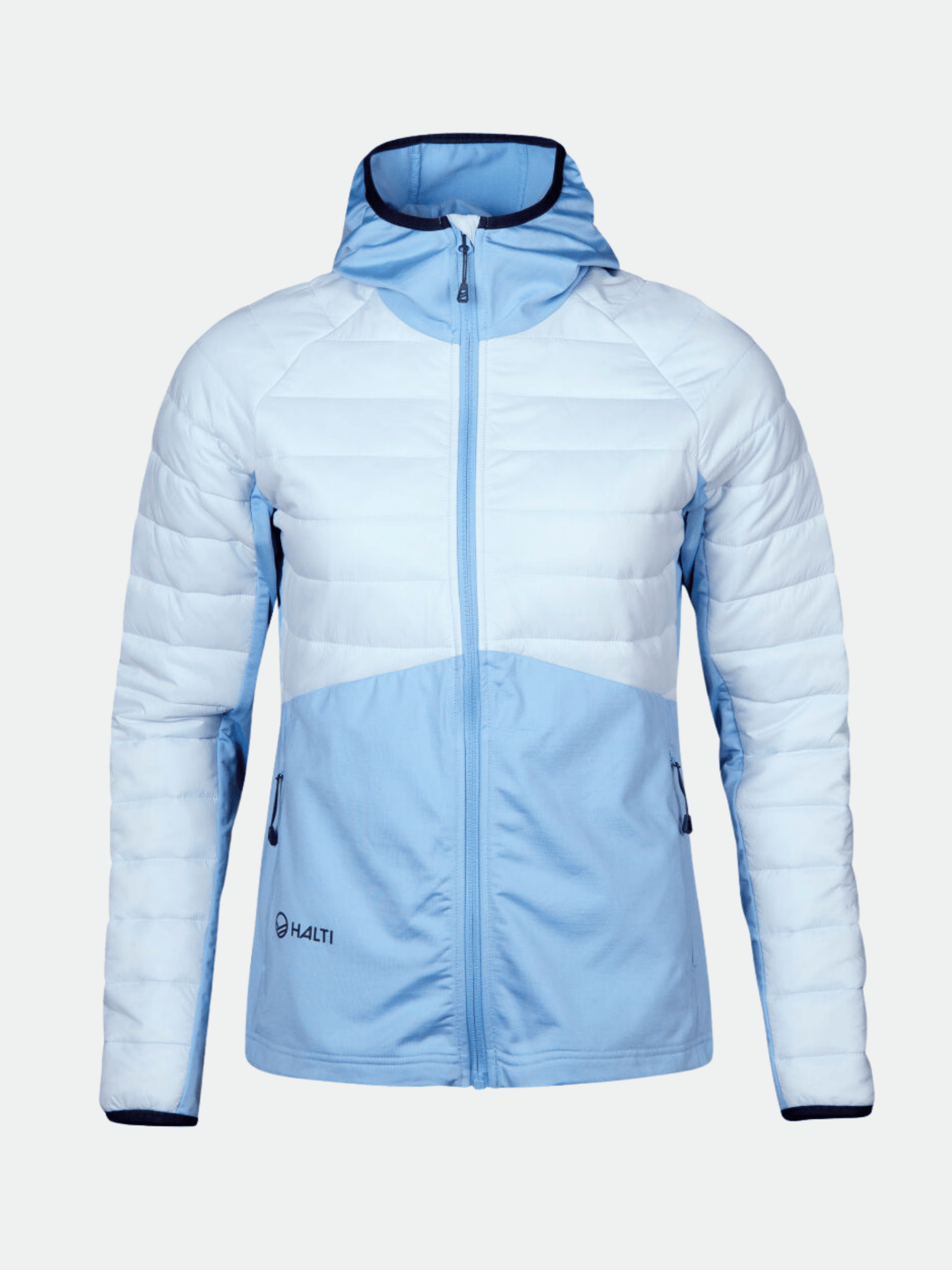 Die Halti Veidnes Damen Midlayer Jacke ist hellblau/weiß und hat eine Kapuze, zwei Taschen und ein Logo unten links.
