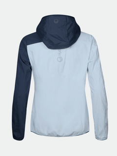 Eine Halti Pallas Damen Lite X-stretch Jacke in hellblau mit navyfarbenen Ärmeln und Kapuze, von hinten auf weiß gezeigt.