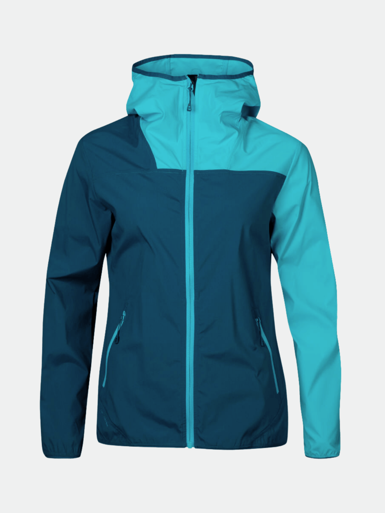 Die Halti Pallas Damen Lite X-stretch Jacke in Blautönen verfügt über einen Frontreißverschluss und Reißverschlusstaschen auf einem unifarbenen, hellen Untergrund.