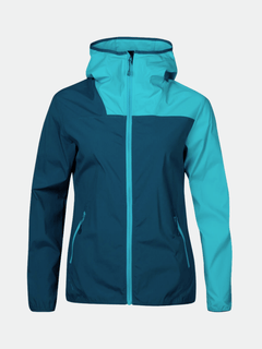 Die Halti Pallas Damen Lite X-stretch Jacke in Blautönen verfügt über einen Frontreißverschluss und Reißverschlusstaschen auf einem unifarbenen, hellen Untergrund.