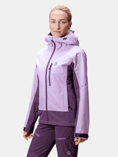 Eine Person trägt eine hellviolette Halti Pallas III Damen Warm Hybrid Jacke und eine dazu passende Hose vor einem schlichten Hintergrund.