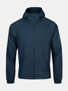 Die Halti Pallas Herren Jogger Lite Jacke ist marineblau, atmungsaktiv, mit Frontreißverschluss, langen Ärmeln und einer Reißverschlusstasche am linken Arm.