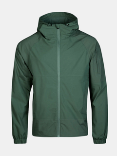 Die Halti Pallas Herren Jogger Lite Jacke in Grün mit atmungsaktivem Material und praktischen Taschen vor neutralem Hintergrund.