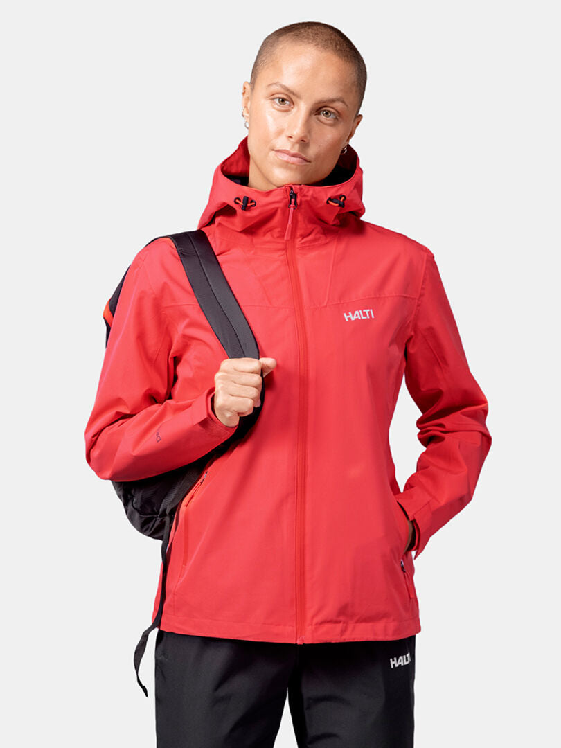 Frau in der Halti Forter DX Regenjacke und schwarzen Hosen, bereit für Outdoor-Abenteuer.