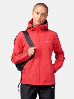 Frau in der Halti Forter DX Regenjacke und schwarzen Hosen, bereit für Outdoor-Abenteuer.