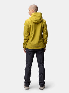 Eine Person mit kurzen Haaren, die bei Outdoor-Aktivitäten die Halti Forter DX Regenjacke Damen trägt, schaut nach vorne.