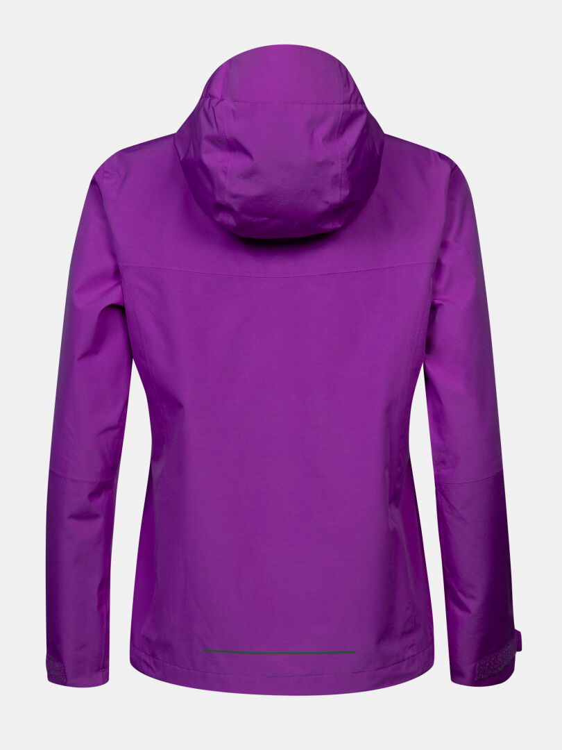 Eine Halti Forter DX Regenjacke für Damen in Lila ist von hinten auf hellgrauem Hintergrund abgebildet – ideal zum Wandern.