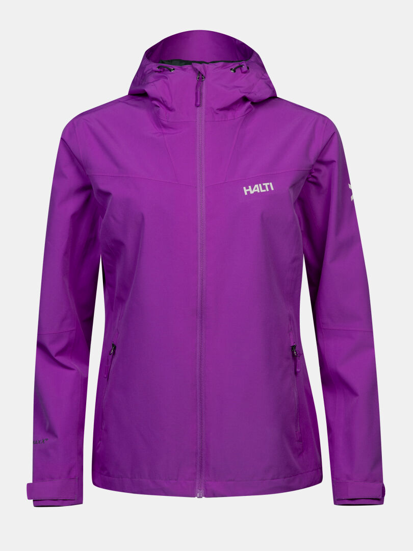 Eine violette Halti Forter DX Regenjacke für Damen mit Reißverschluss vorne, zwei Reißverschlusstaschen und langen Ärmeln auf einfarbigem Hintergrund.