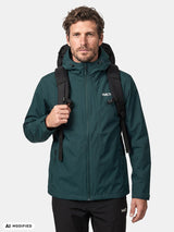 Ein Mann in einer „Halti Forter DX Regenjacke Herren“ und einem schwarzen Rucksack, der vor einem schlichten weißen Hintergrund nach vorne blickt.