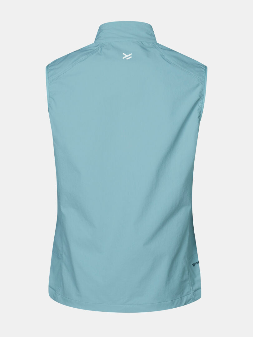 Die Halti Pallas Evo X-stretch Weste Damen in hellblau, von hinten gesehen mit weißem Logo unterhalb des Kragens.