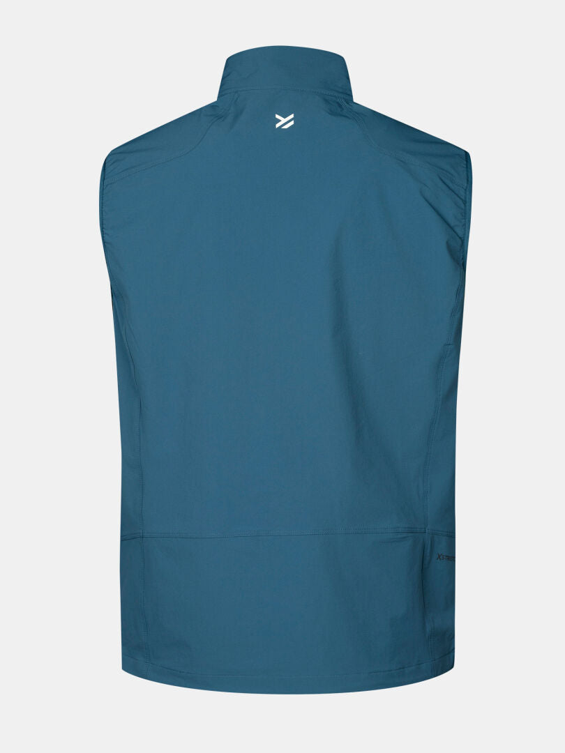 Die Halti Pallas Evo X-stretch Weste Herren, blau, ärmellos und ultraleicht, hat ein kleines weißes Logo in der Nähe des Kragens.