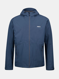 Die Halti Forter DX Warm Regenjacke Herren ist eine blaue Jacke mit Kapuze, Frontreißverschluss, Reißverschlusstaschen und Logo auf der linken Brust.
