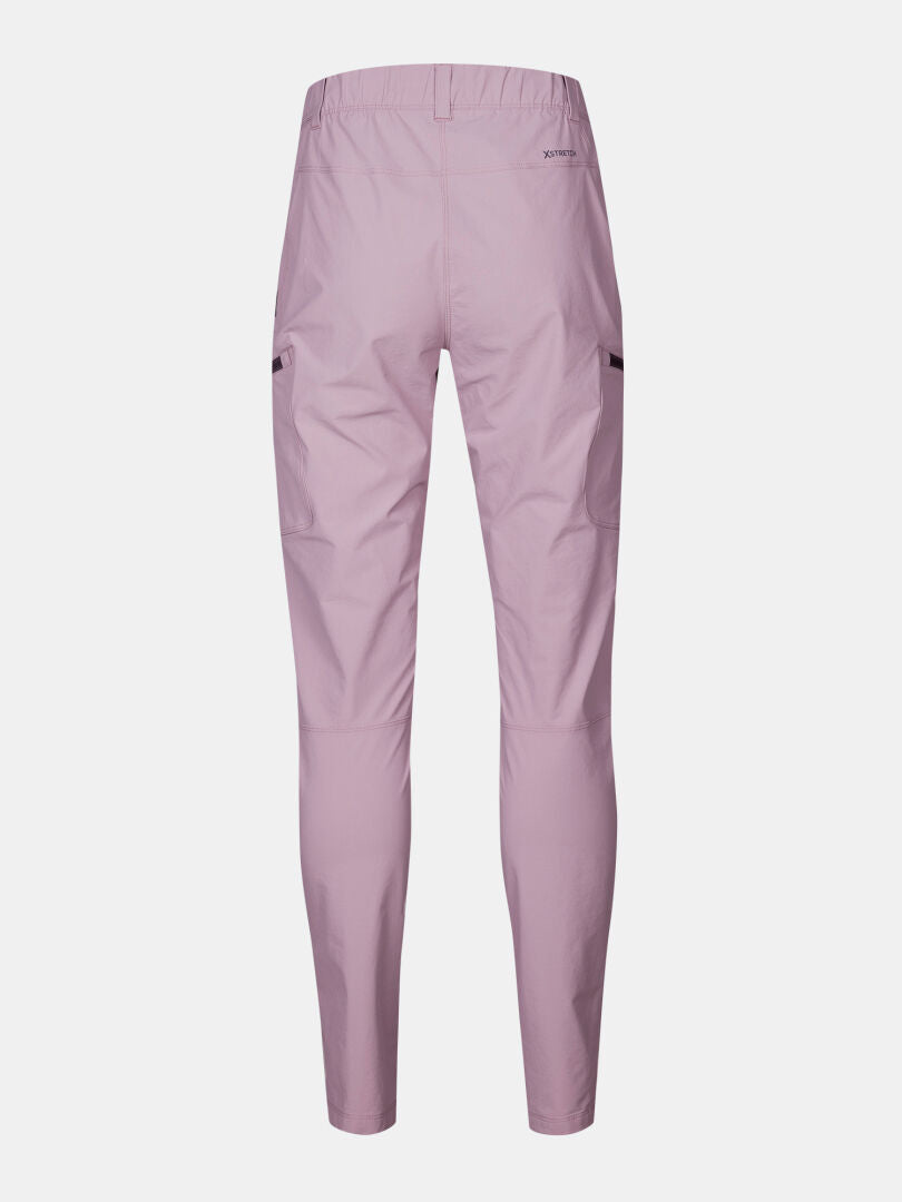 Rückenansicht der Halti Pallas Evo X-Stretch-Hose Plus Damen in helllila mit elastischem Bund und Seitentaschen.
