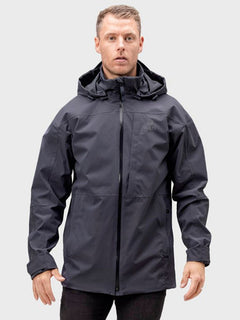 Ein Mann trägt die Halti Kallas DX Parka Jacke Herren in Dunkelgrau, mit Blick nach vorne vor einem schlichten hellgrauen Hintergrund.