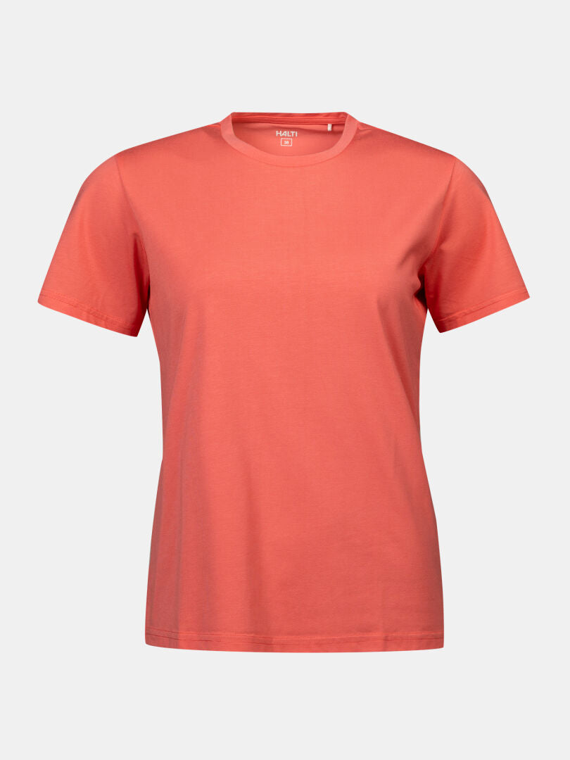 Das Halti Kalteva T-Shirt Damen in Koralle, hergestellt aus nachhaltiger Holzfaser, ist vor einem weißen Hintergrund abgebildet.
