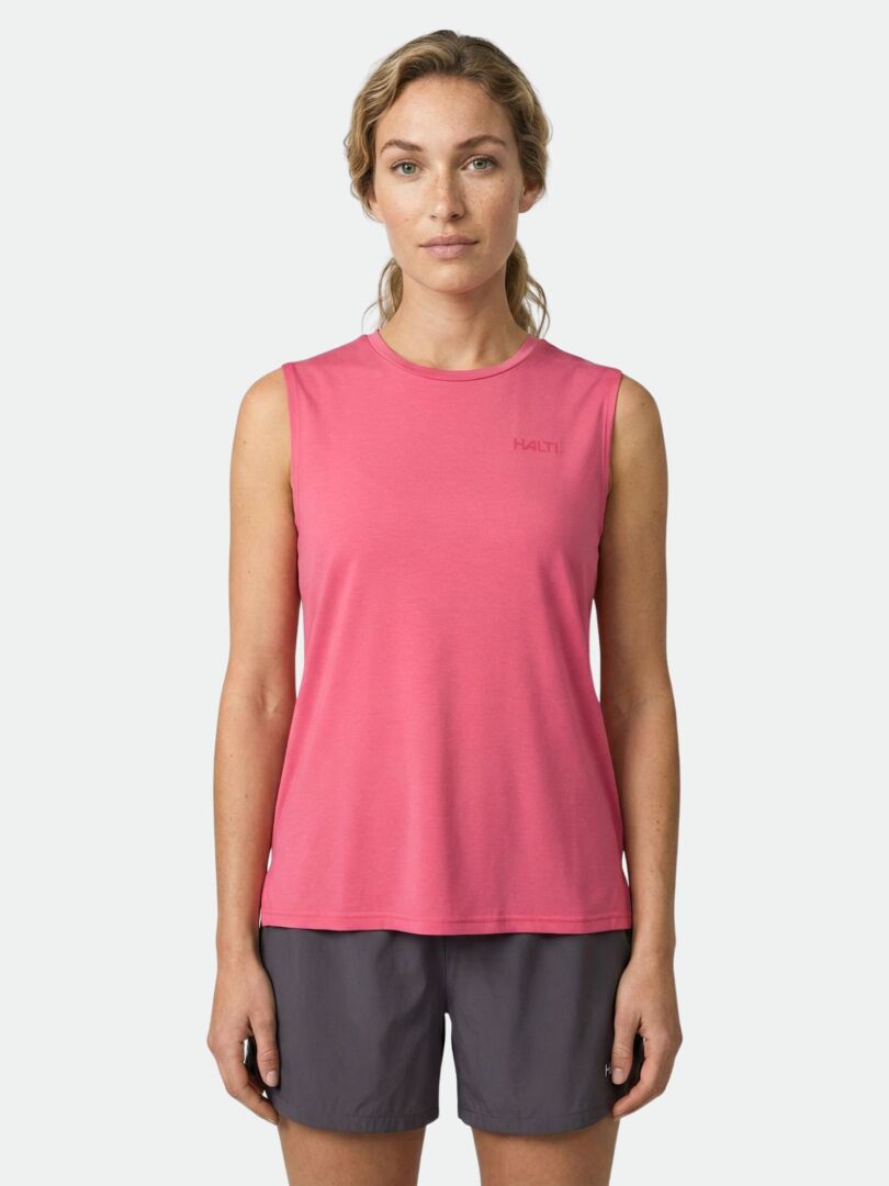 Frau trägt das Halti Kalteva Top Damen und dunkelgraue Shorts vor einem schlichten hellen Hintergrund.