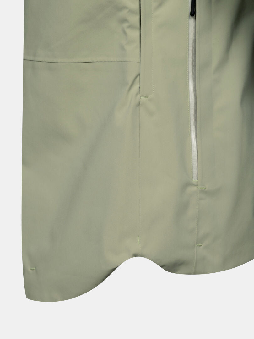 Nahaufnahme der Halti Staala DX Regenjacke für Damen mit einer vertikalen Reißverschlusstasche und Nahtdetails im unteren Vorderbereich.