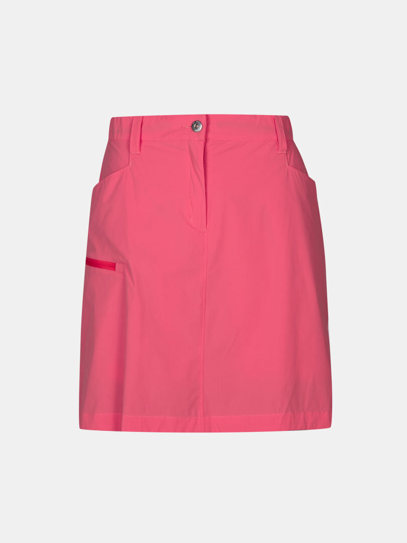 Ein rosafarbener Halti Pallas Cool Rock Damen Skort mit Gürtelschlaufen, Seitentaschen, Knopf vorne und einer kleinen Seitentasche.