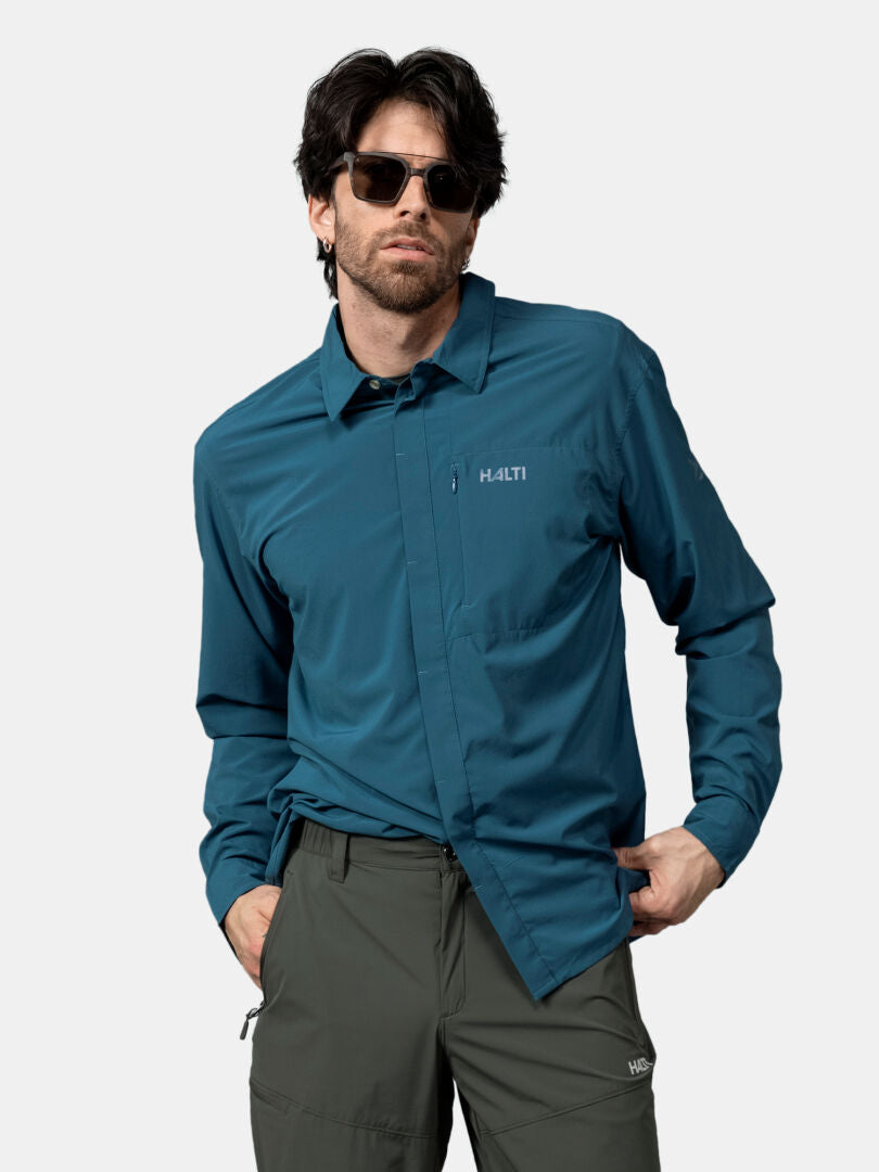 Mann mit Sonnenbrille, Halti Samoy Langarm Funktionshemd Herren und olivfarbener Cargohose - ideal für Outdoor-Aktivitäten.