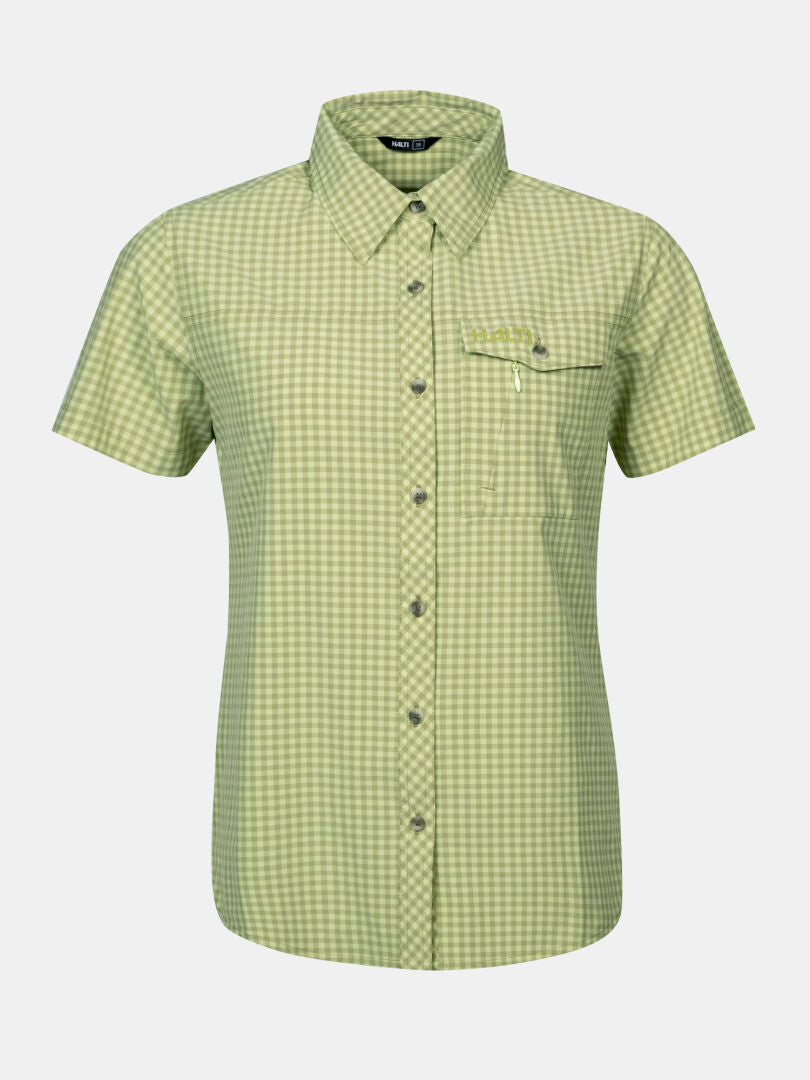 Das Halti Samoy Funktionshemd Damen ist ein grünes, kurzärmeliges, schnell trocknendes Hemd mit Kragen und Tasche für Outdoor-Abenteuer.