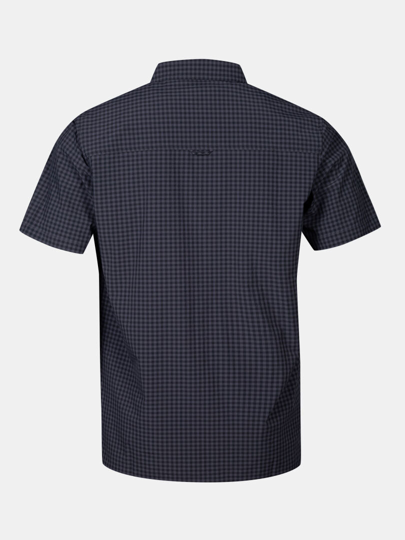 Das Halti Samoy Funktionshemd Herren ist ein schnell trocknendes, kurzärmeliges navy/schwarz kariertes Button-up, das von hinten gezeigt wird.