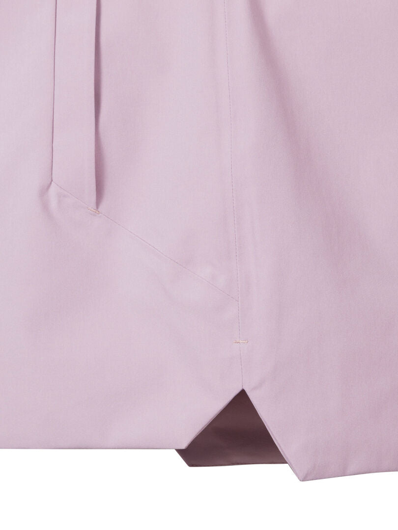 Nahaufnahme des Halti Valaja DX Parka Jacke Damen Plus Stoffes in hellrosa mit sichtbaren Nähten und schrägem Saumdetail.