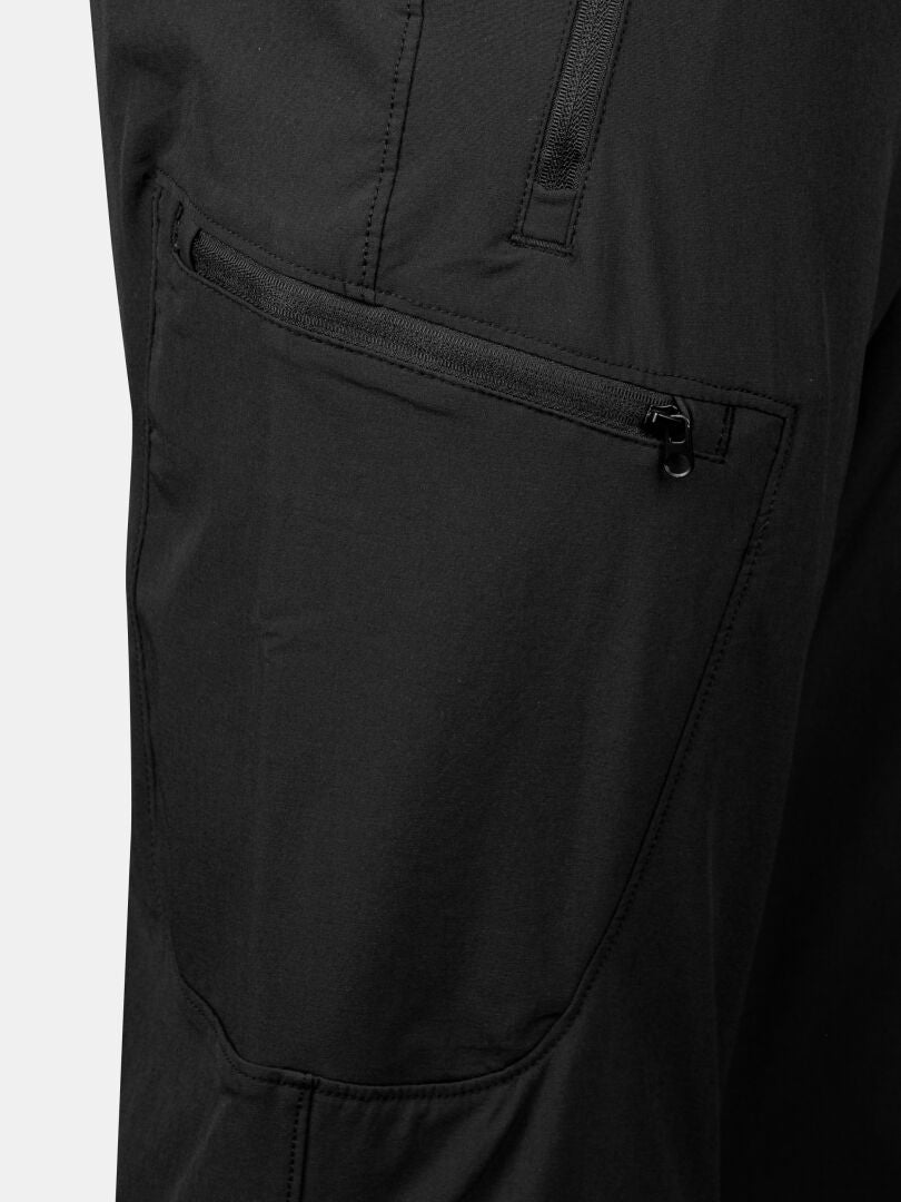 Nahaufnahme einer schwarzen Reißverschlusstasche an der Halti Pallas X-stretch Hose Damen Plus.