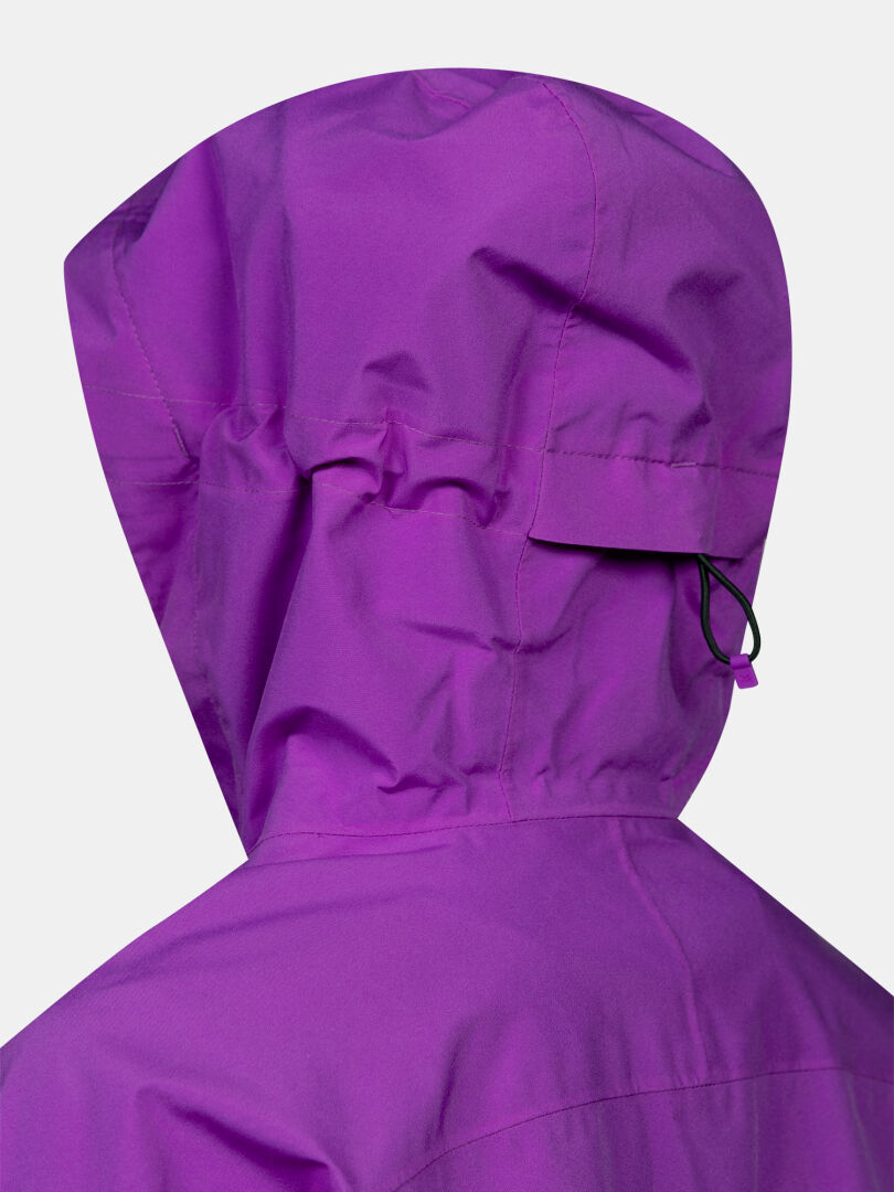 Nahaufnahme der Halti Kaltimo DX Jacke Damen Plus in Lila, die die Seite der Kapuze und den schwarzen Kordelzug zeigt.