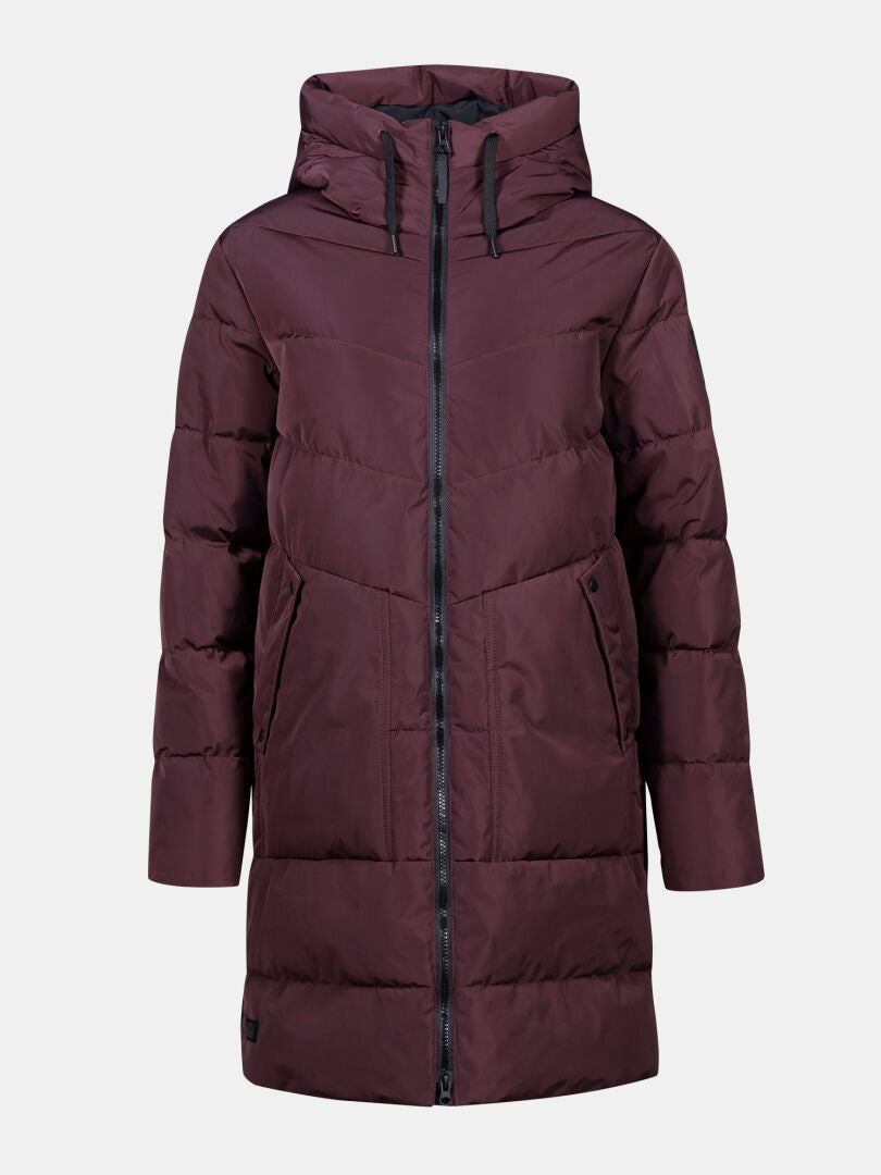 Die Halti Linjat Parkajacke Damen ist ein langer kastanienbrauner Pufferparka mit Kapuze, Frontreißverschluss und zwei großen Taschen.