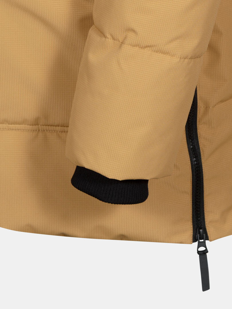 Nahaufnahme eines hellbraunen Halti Linjat Parka Jacke Herren Ärmels mit schwarzem Bündchen, Reißverschluss und winddichten Details.