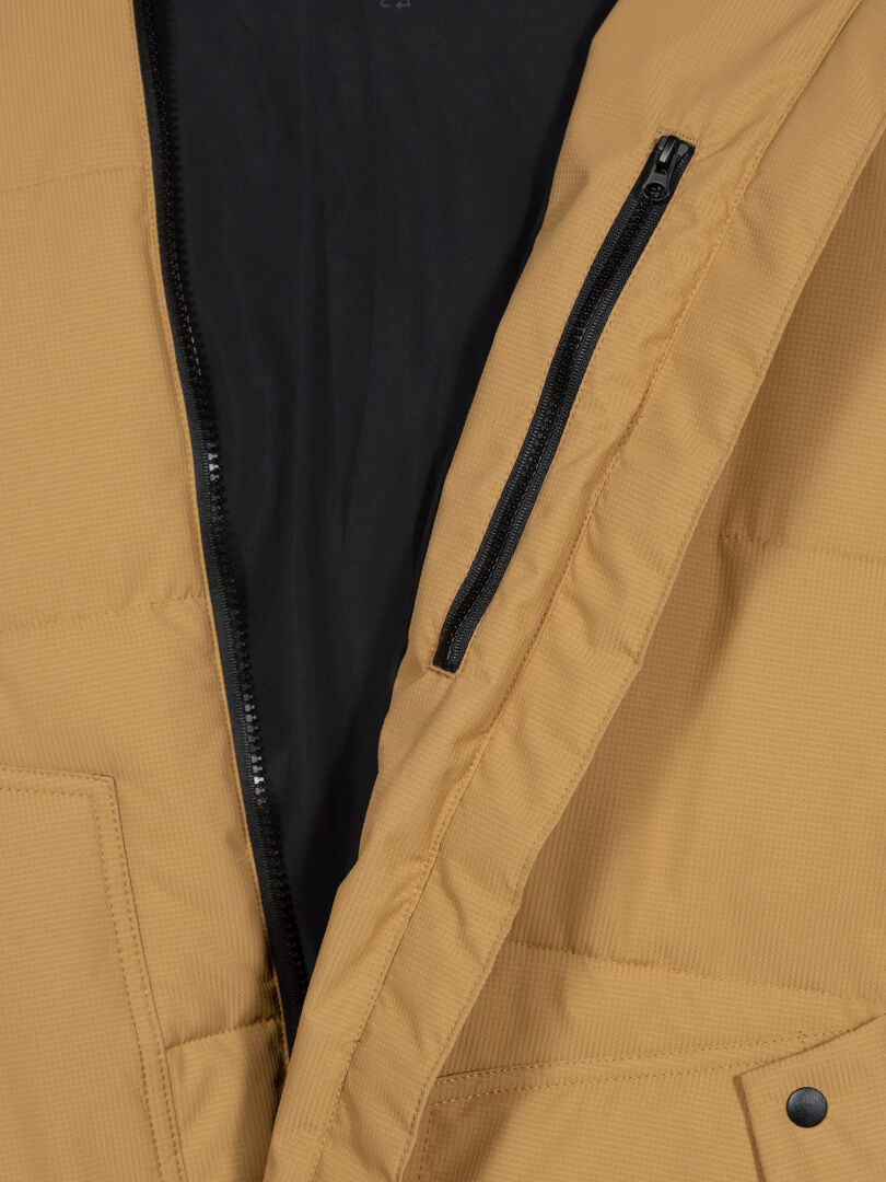 Nahaufnahme der Halti Linjat Parka Jacke Herren mit schwarzem Reißverschluss, Brusttasche und Futter - ideal als winddichte Jacke.