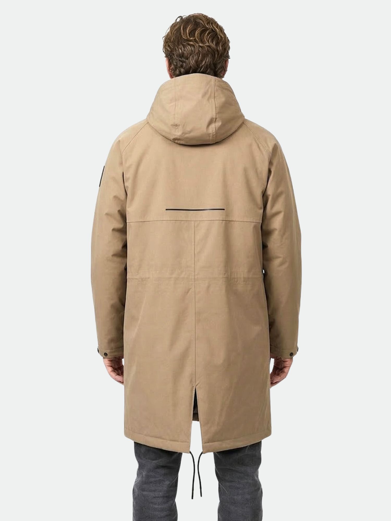Eine Person in einer Halti Flemari DX Parka Jacke Herren, hergestellt aus DrymaxX Material, steht mit dem Rücken zur Kamera.