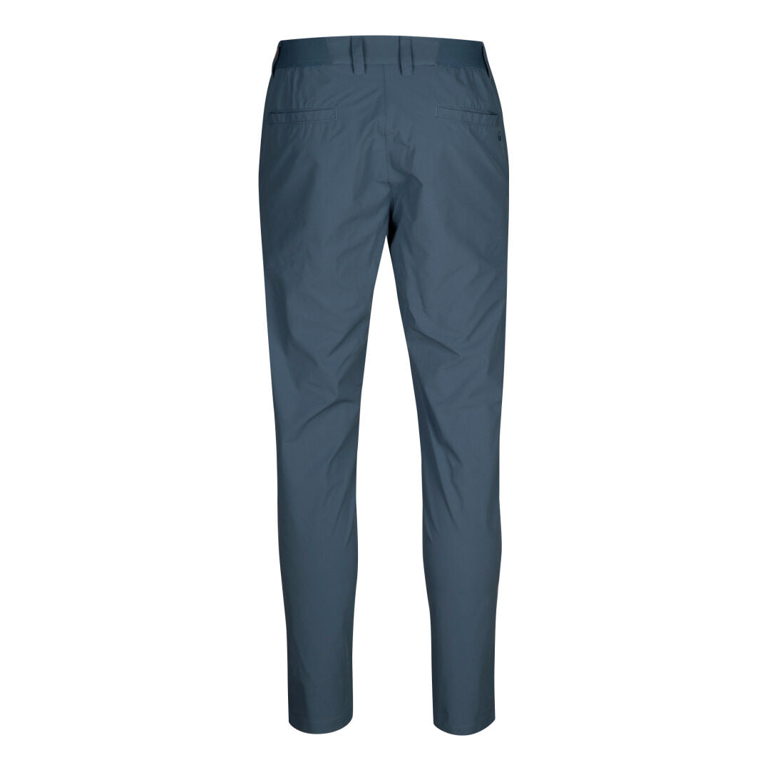 Rückansicht der blauen Halti Drive X-stretch Chinos Herren mit Gürtelschlaufen und zwei Gesäßtaschen.