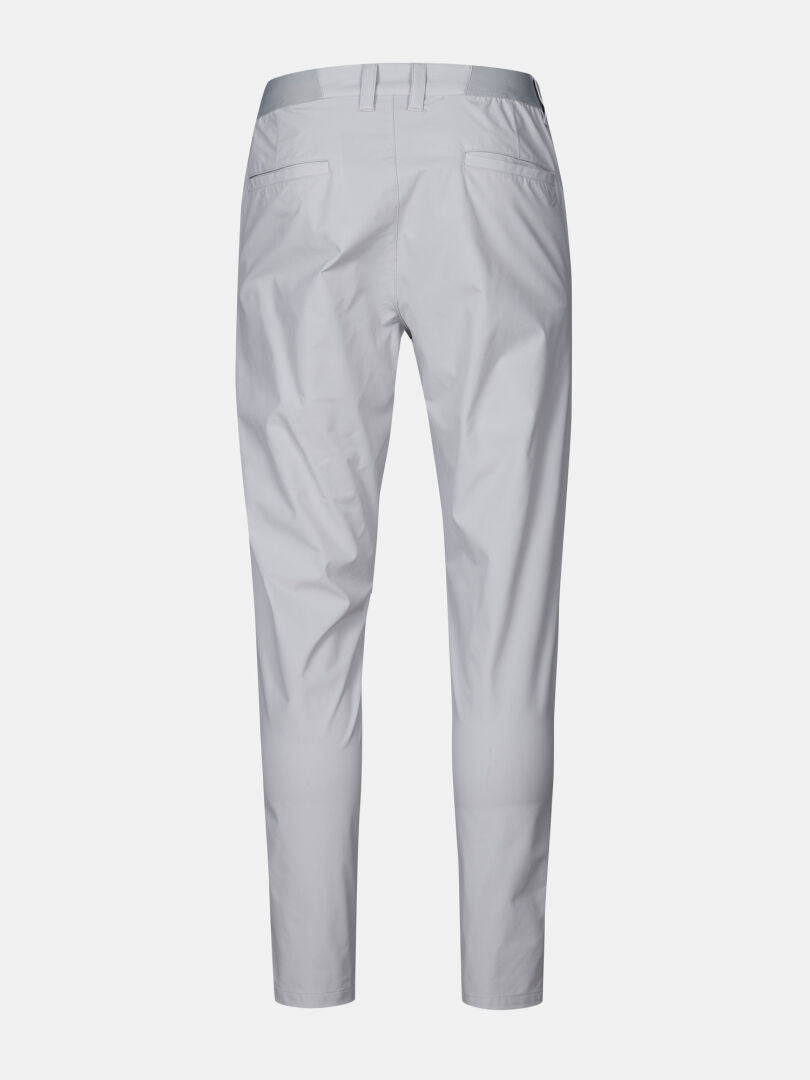 Rückansicht der Halti Drive X-stretch Chinos Herren in hellgrau mit Gürtelschlaufen, Leistentaschen, Quick Dry Stretch Material.