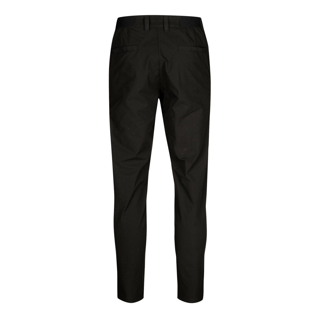 Rückenansicht der Halti Drive X-stretch Chinos Herren in schwarz mit Gürtelschlaufen und hinteren Leistentaschen auf weißem Hintergrund.