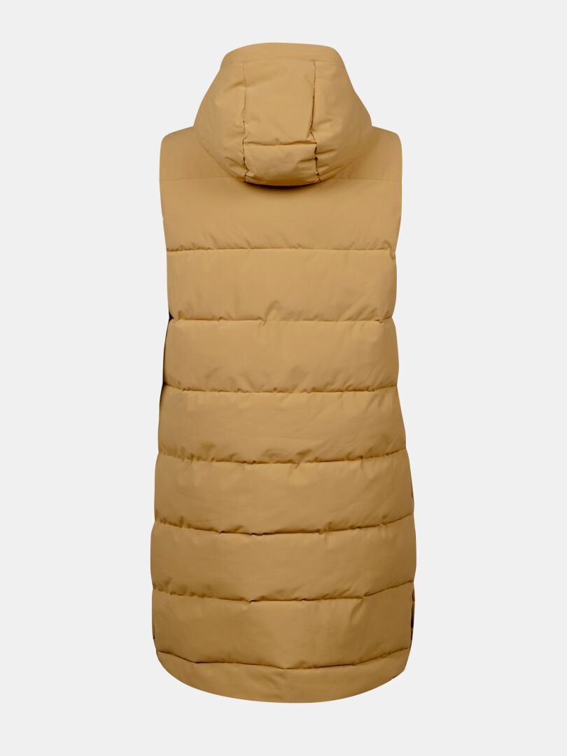 Die Halti Penger Puffer Weste Damen in hellbraun mit Kapuze, DrymaxX Lite, von hinten auf weißem Hintergrund gezeigt.