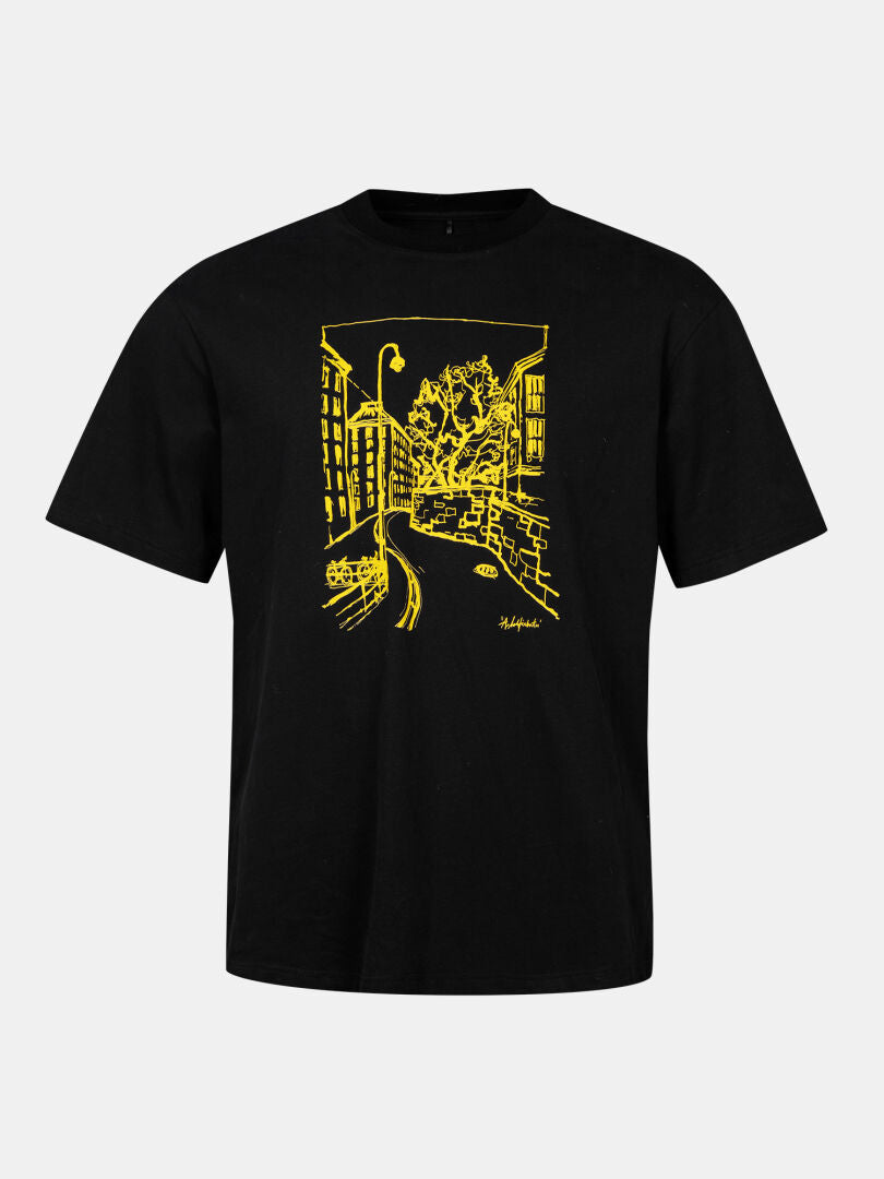 Halti Skaltsi T-Shirt Unisex in schwarz, Bio-Baumwolle, mit einer gelben Straßenstrichzeichnung auf der Vorderseite.