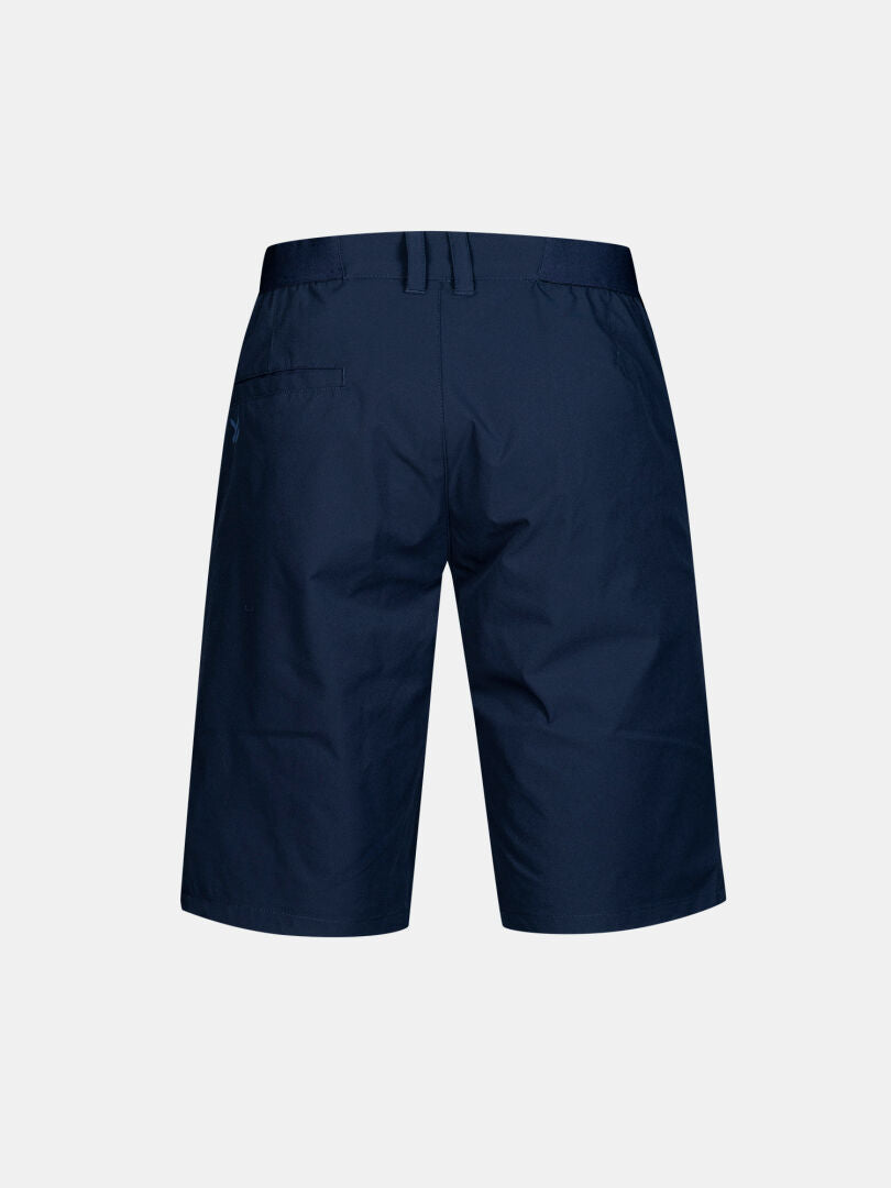 Rückansicht der Halti Drive Stretch Shorts Herren in Marineblau, mit Gürtelschlaufen und einer Gesäßtasche auf einfarbigem Hintergrund.
