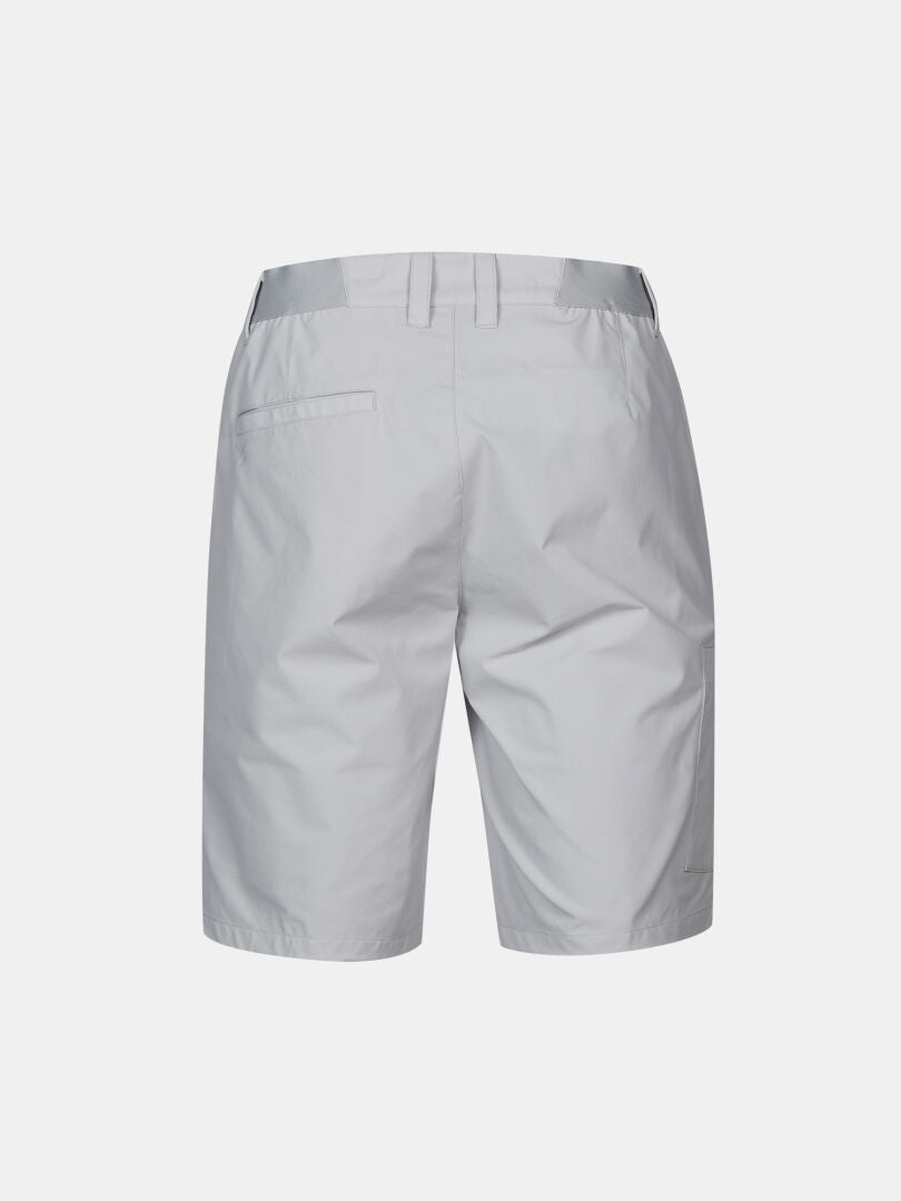 Rückansicht der Halti Drive Stretch Shorts Herren in Hellgrau mit Gürtelschlaufen, zwei Gesäßtaschen und einem schlichten Design.