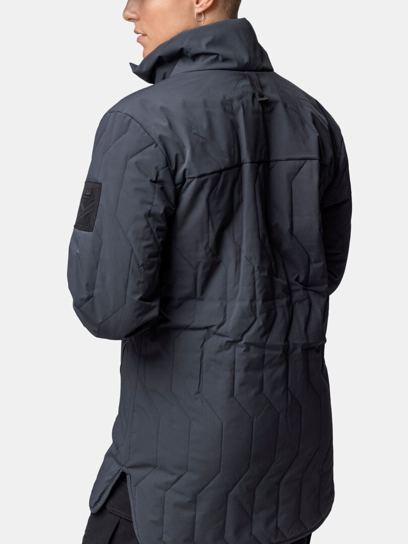 Person trägt den Halti Synkas 3in1 DrymaxX Parka Damen mit hohem Kragen - ideal für Outdoor-Enthusiasten.