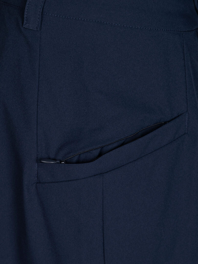 Nahaufnahme eines Halti Drive X-stretch Skort Damen in marineblau mit einer Seitentasche mit Reißverschluss und glatter Stoffstruktur.