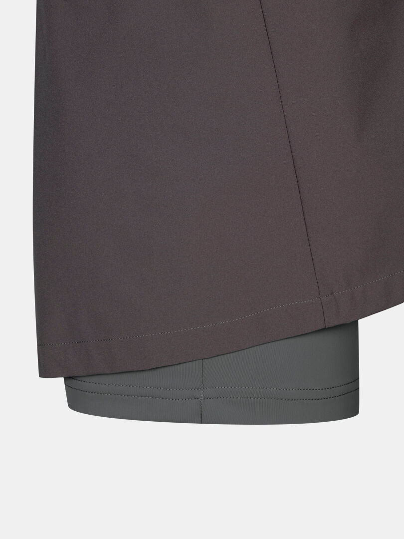 Nahaufnahme des Halti Drive X-stretch Skort Damen über einem grauen Kleidungsstück, wobei Stoffstrukturen und Nähte hervorgehoben werden.