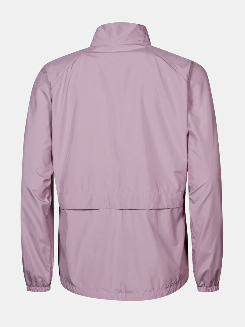 Die Halti Saime Windbreaker Jacke Damen ist eine hellviolette, winddichte, langärmelige Jacke mit hohem Kragen und elastischen Bündchen.