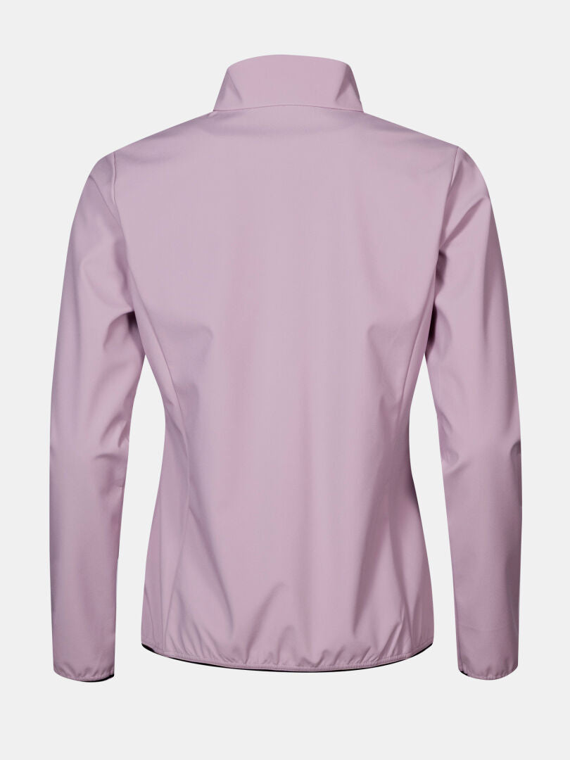 Rückenansicht der Halti Wedge Softshell Jacke Damen in hellrosa, mit hohem Kragen und elastischem Saum, auf einfarbigem Hintergrund.
